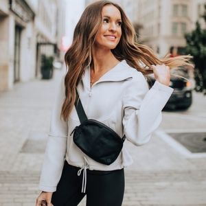 Lululemon Everywhere Belt Bag in Classic Timeless Black Silver logo NWT